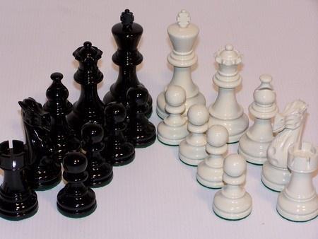 Dal Rossi Chess Pieces Black and White 85mm - Good Games