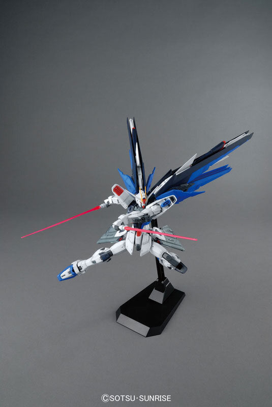 Bandai MG ZGMF-X10A Freedom Gundam VER.2.0