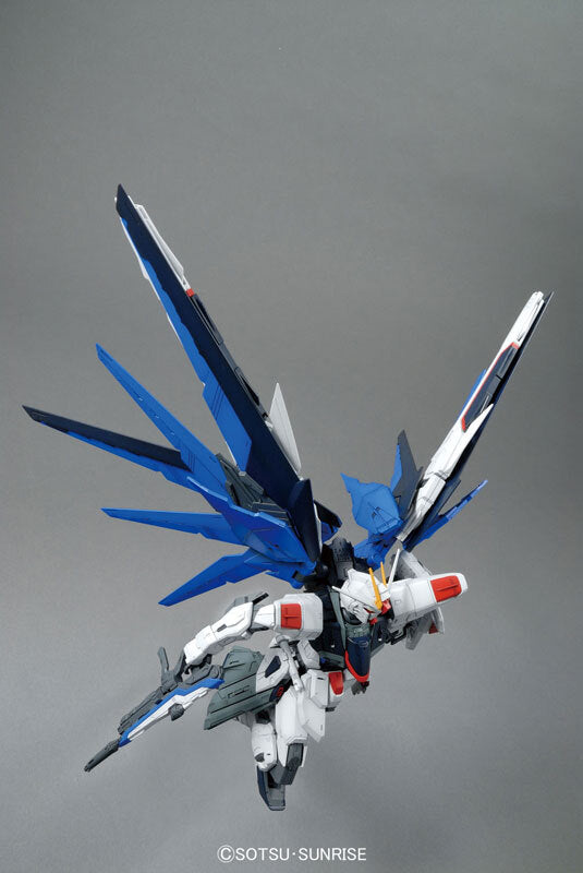 Bandai MG ZGMF-X10A Freedom Gundam VER.2.0